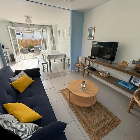 C'est Maison Bleue, Juste A Cote De La Plage...