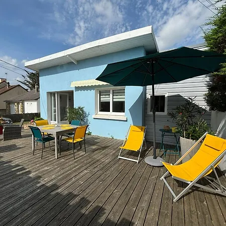 Holiday home C'est Maison Bleue, Juste A Cote De La Plage...