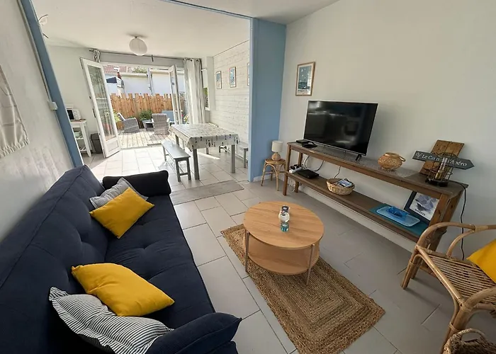 C'est Maison Bleue, Juste A Cote De La Plage...